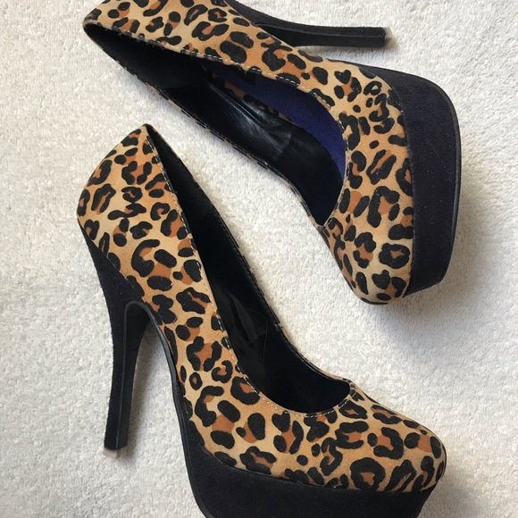 SOLDLeopard  Beige and Black High Heeled Pumps - Picture 8 of 8